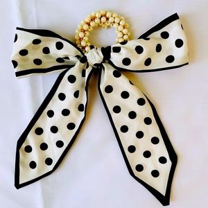 Scrunchy black dot with pearl